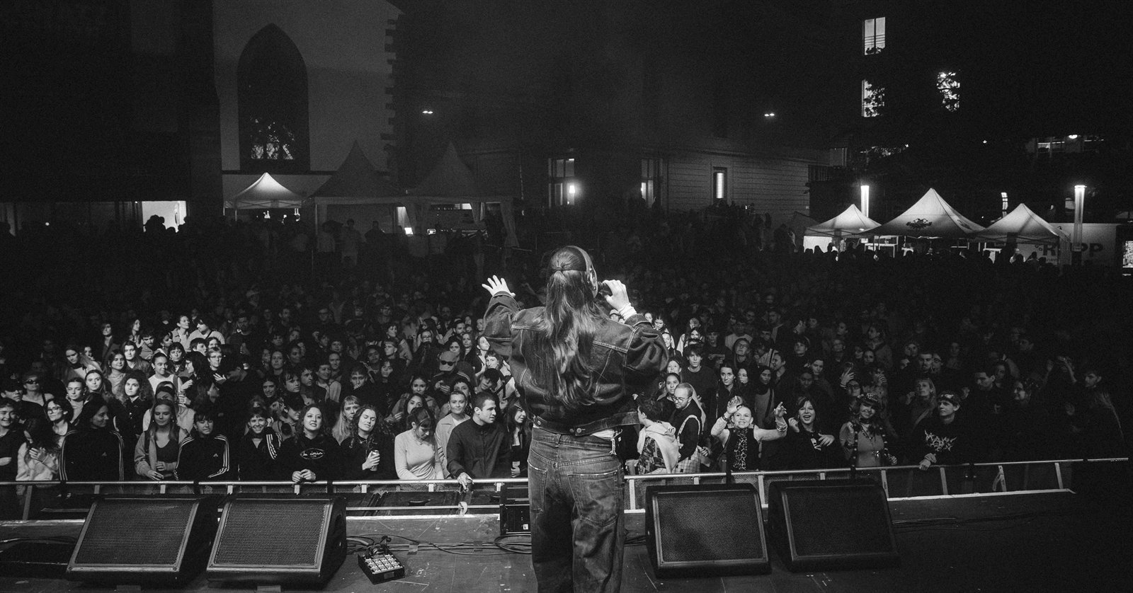 Künstlerin auf der Bühne vor dem Publikum, Imagine Festival Basel